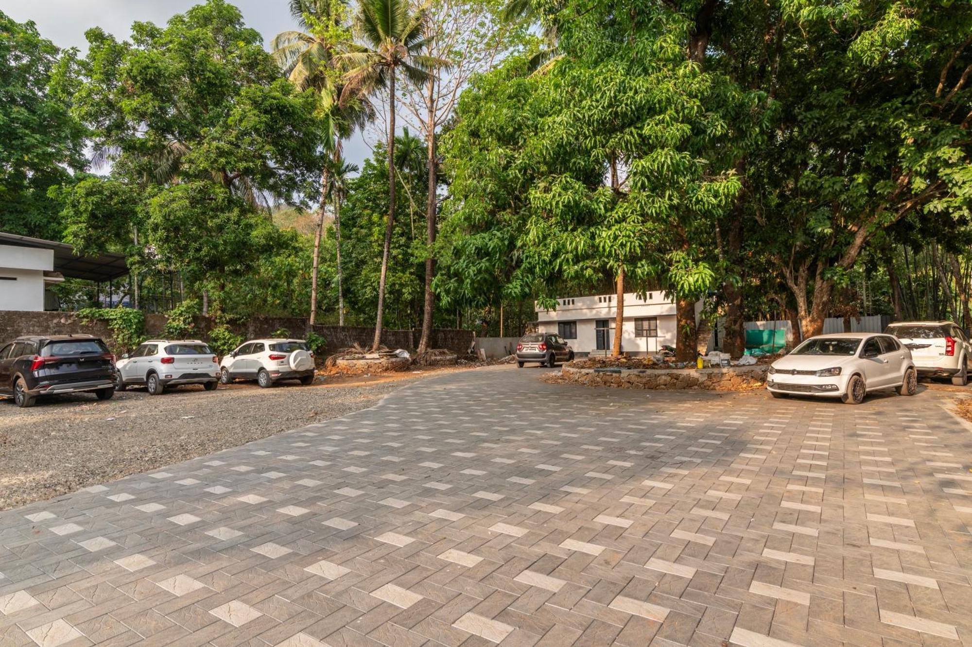Hotel Sterling Athirappilly Kallana Esterno foto