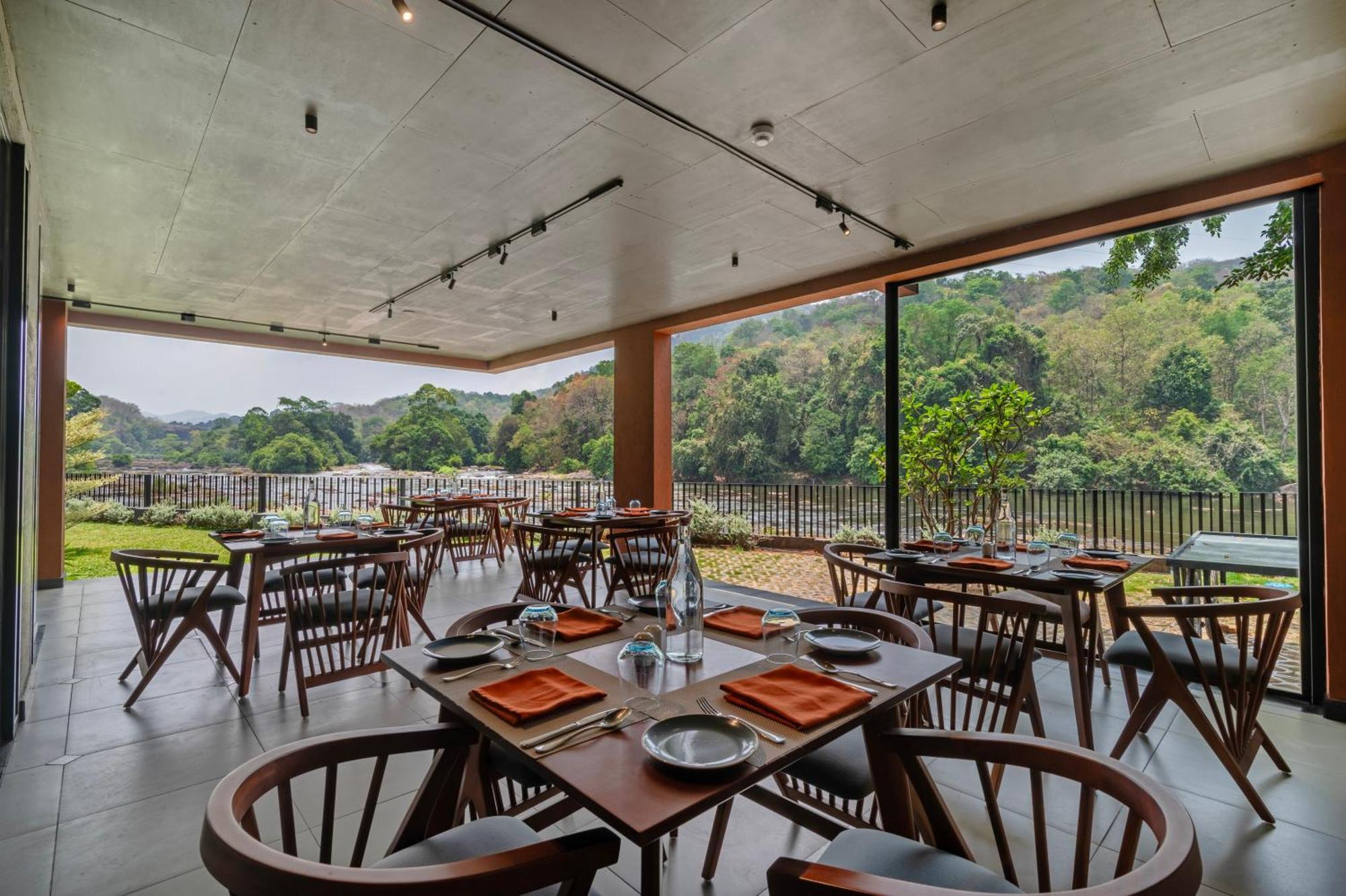 Hotel Sterling Athirappilly Kallana Esterno foto