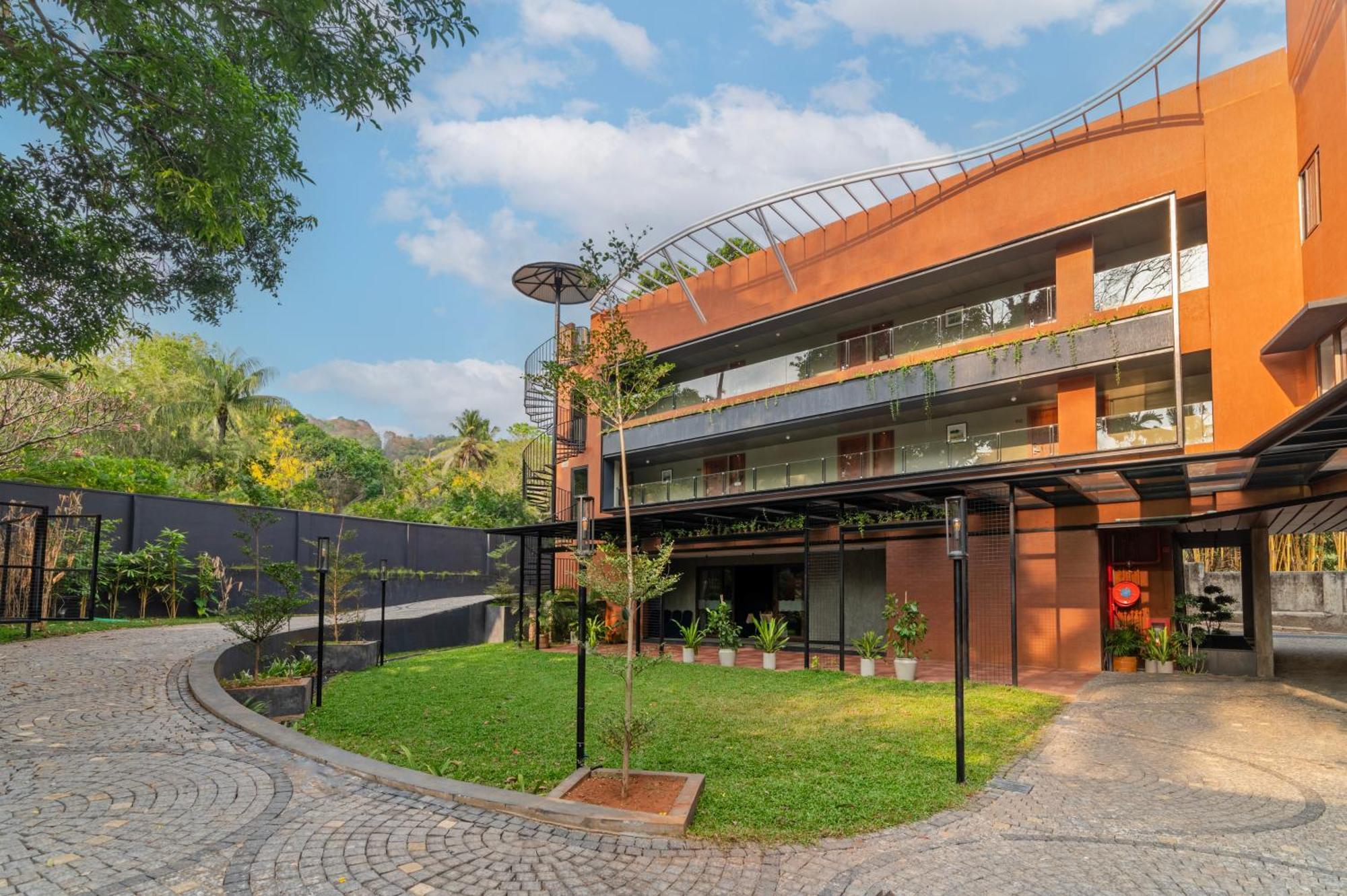 Hotel Sterling Athirappilly Kallana Esterno foto