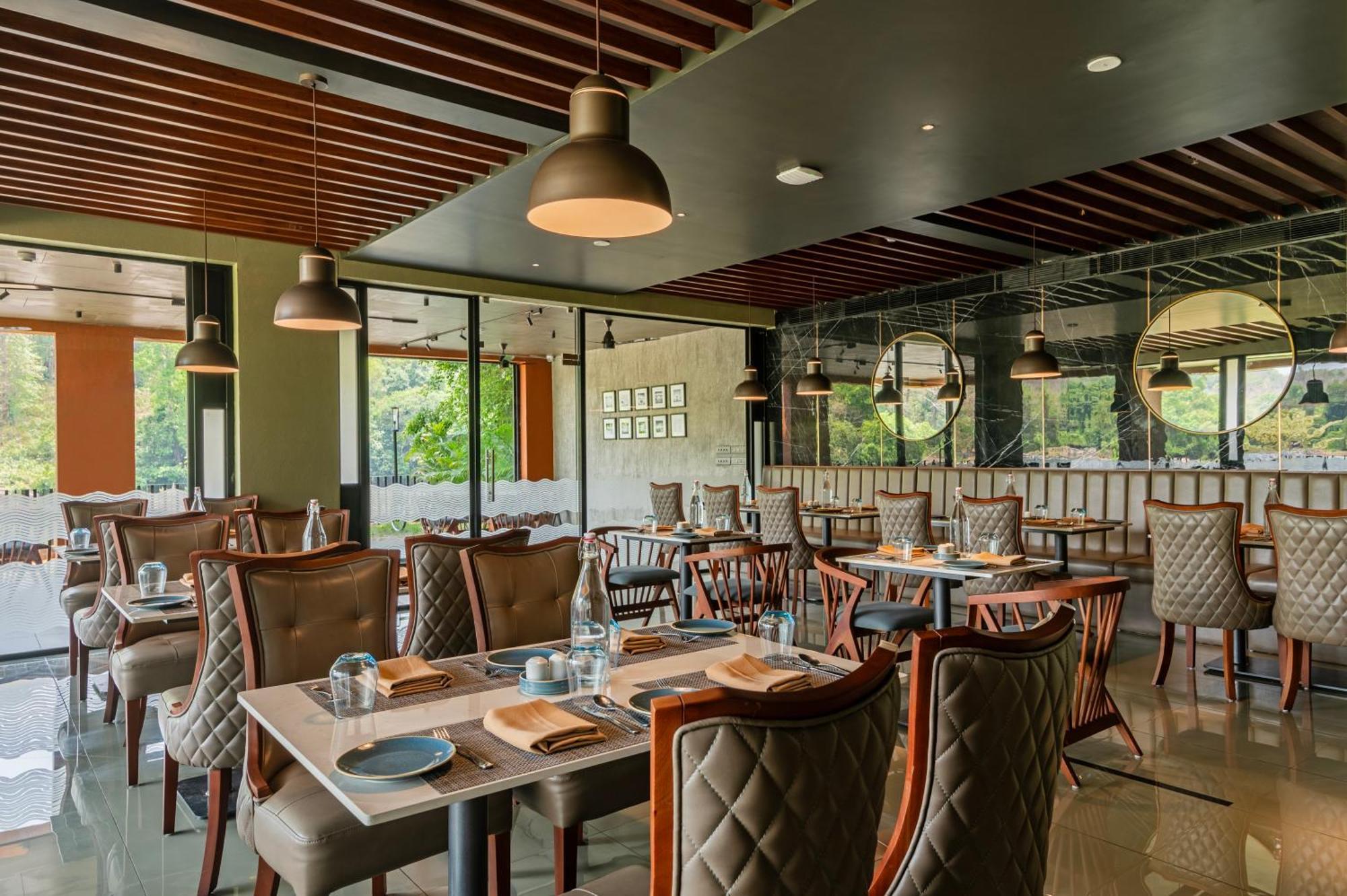 Hotel Sterling Athirappilly Kallana Esterno foto