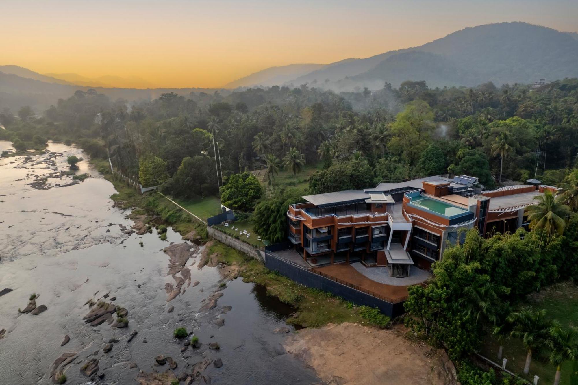 Hotel Sterling Athirappilly Kallana Esterno foto
